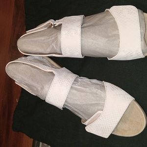 Pale pink Vionic Sandals